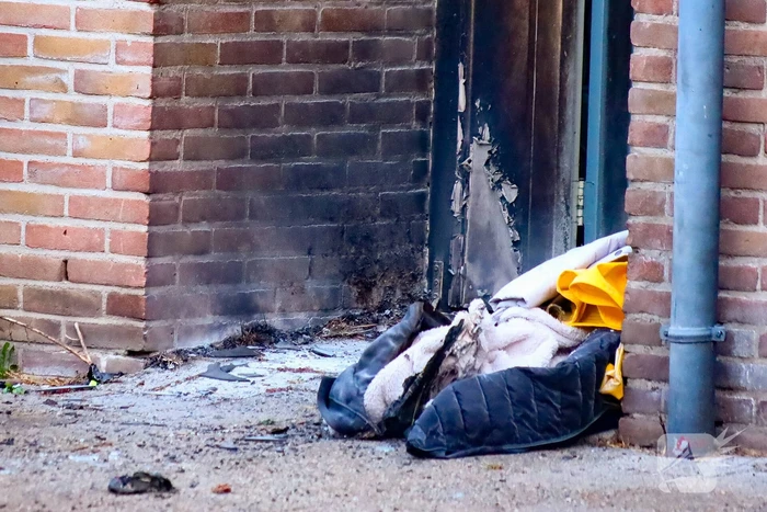 Explosie verwoest voordeur woning en zorgt voor brand
