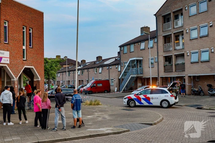 Explosie verwoest voordeur woning en zorgt voor brand
