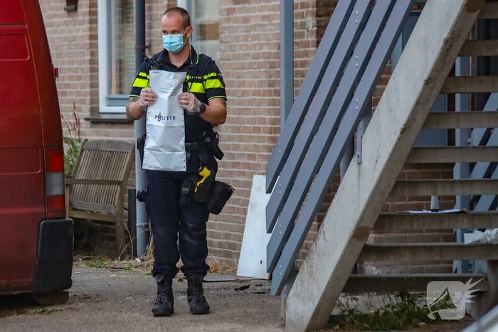 Explosie verwoest voordeur woning en zorgt voor brand