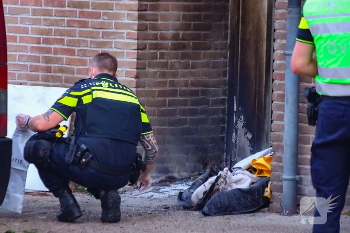 Explosie verwoest voordeur woning en zorgt voor brand