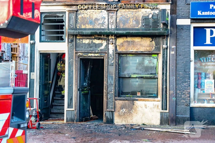Explosie in koffieshop leidt tot brand