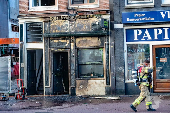Explosie in koffieshop leidt tot brand