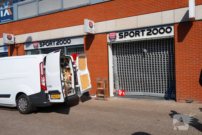 Ramkraak op sportwinkel met aanzienlijke schade