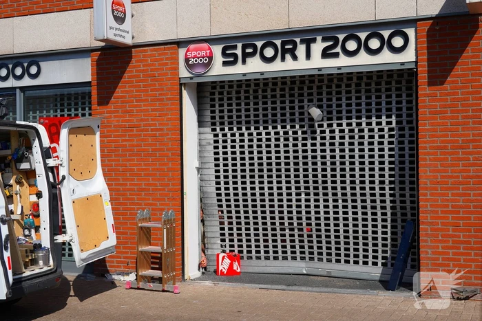Ramkraak op sportwinkel met aanzienlijke schade