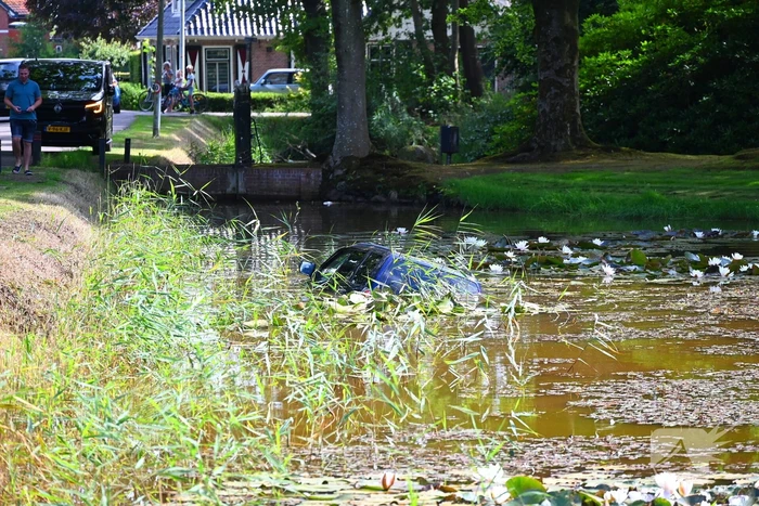 Personenauto belandt in vijver
