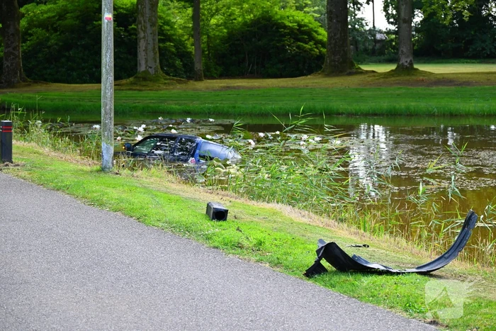 Personenauto belandt in vijver