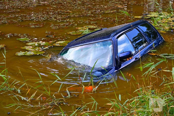 Personenauto belandt in vijver