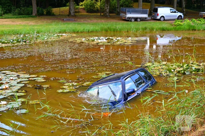 Personenauto belandt in vijver