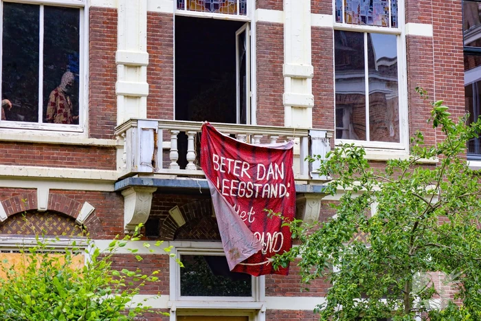 Eigenaar en politie bij kraakactie