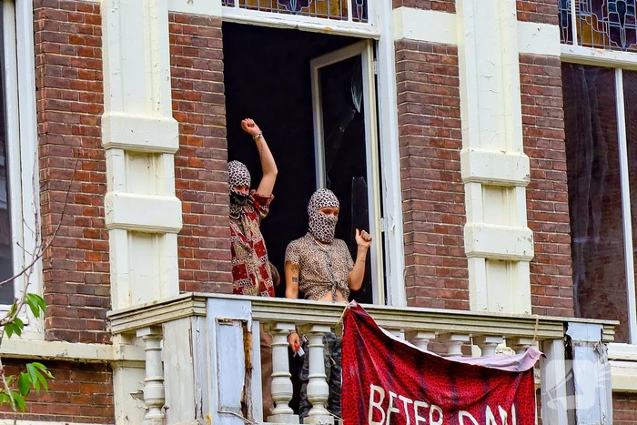 Eigenaar en politie bij kraakactie