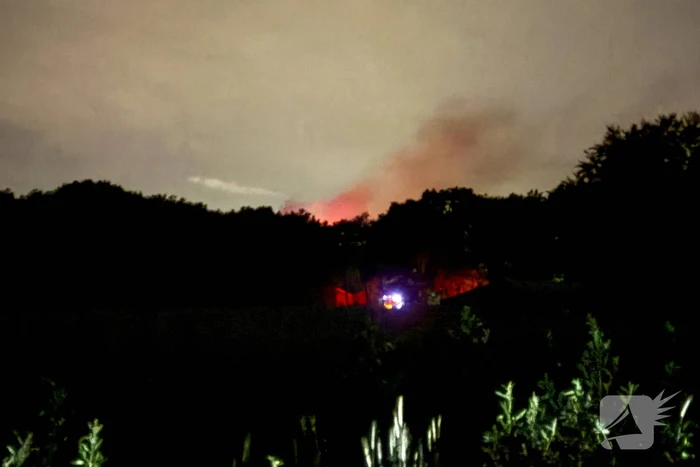 Brandweer blust snel om zich heen grijpende brand