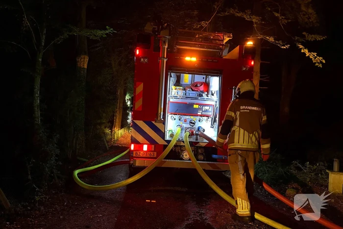Brandweer blust snel om zich heen grijpende brand