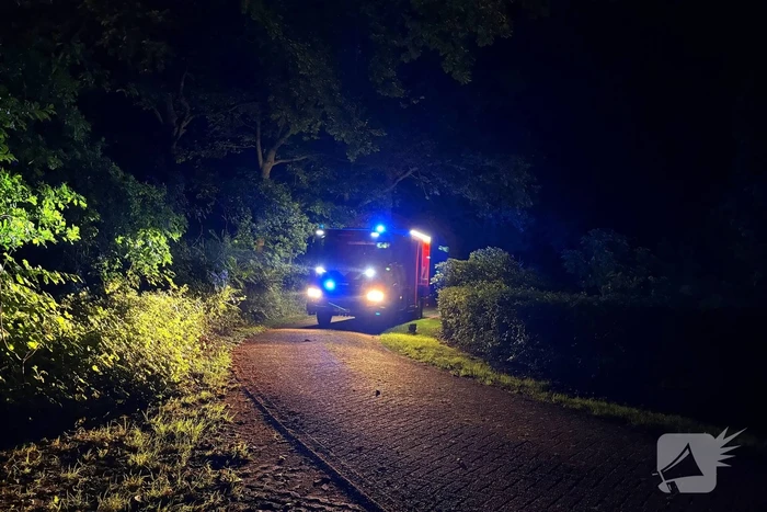 Brandweer blust snel om zich heen grijpende brand