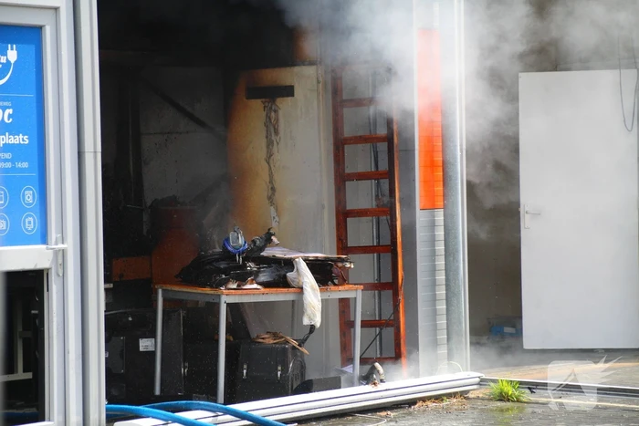 Grote brand in bedrijfsverzamelgebouw