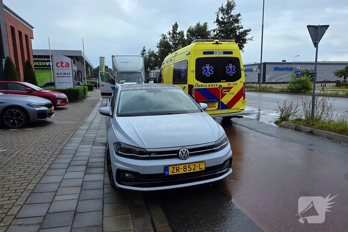 Aanrijding tussen bakwagen en personenauto