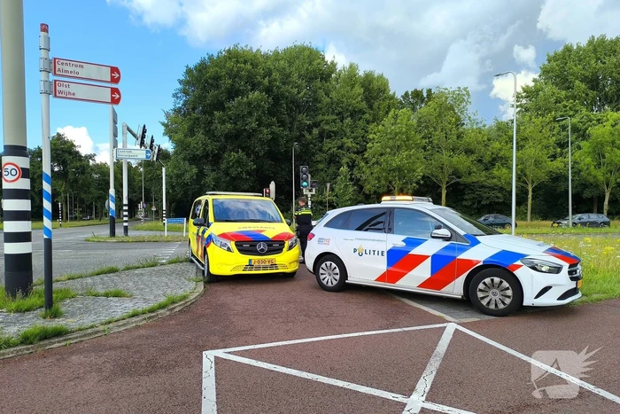 Bejaarde fietsster naar ziekenhuis