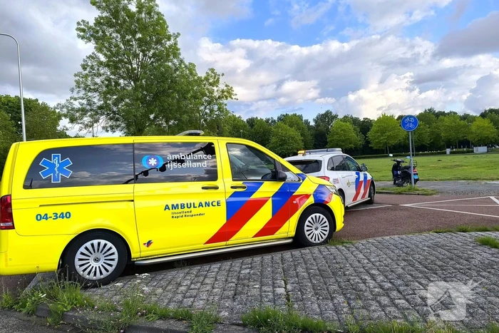 Bejaarde fietsster naar ziekenhuis