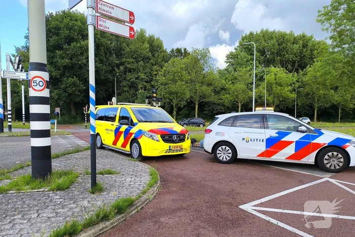Bejaarde fietsster naar ziekenhuis