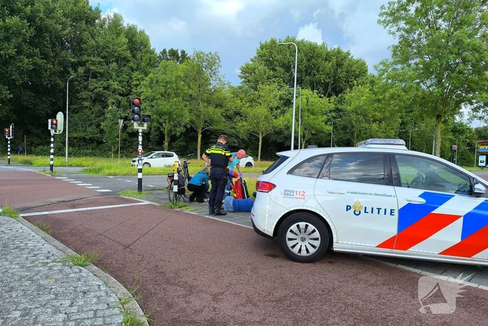 Bejaarde fietsster naar ziekenhuis