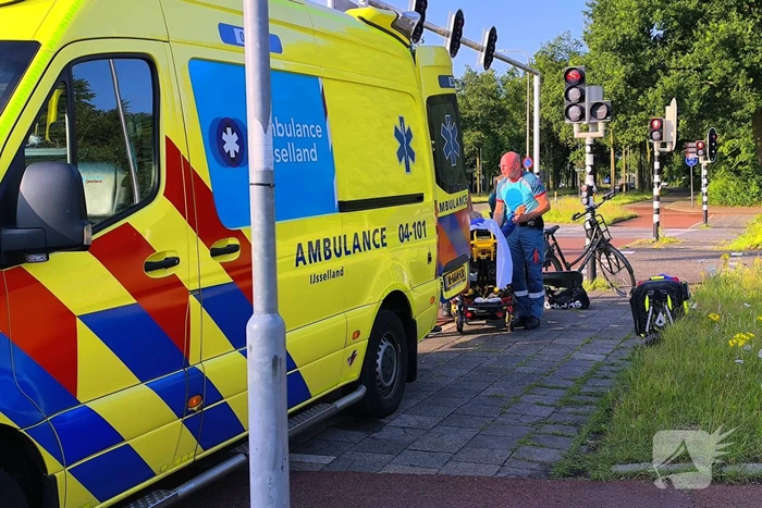 Bejaarde fietsster naar ziekenhuis
