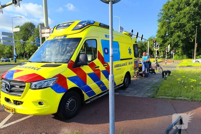 Bejaarde fietsster naar ziekenhuis