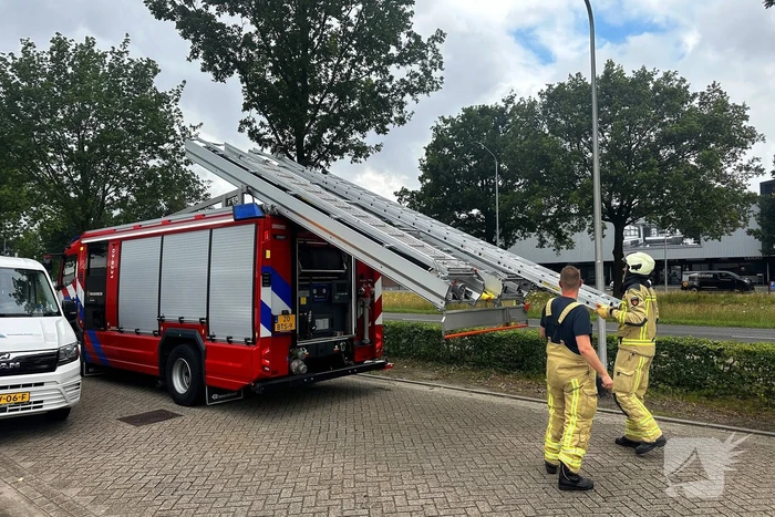 Dier in nood gered met ladderwagen