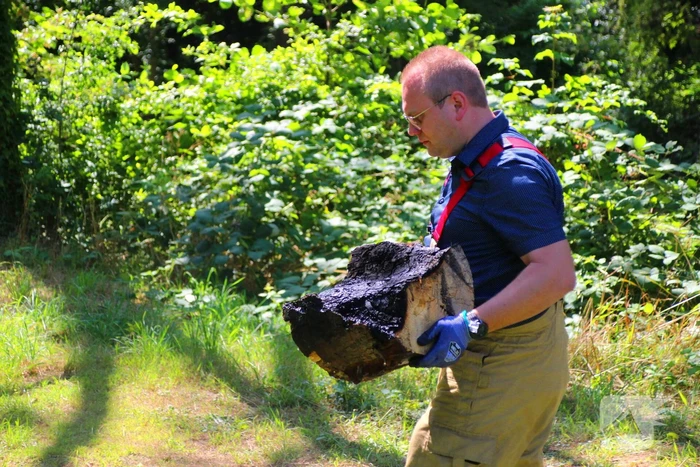 Brandweer blust boomstam na oversteek