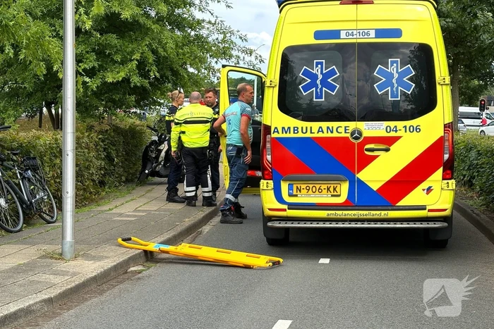 Scooterrijder botst met fietser