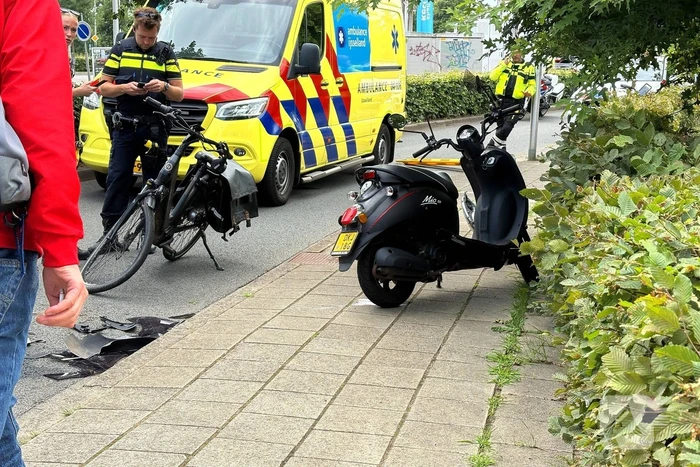 Scooterrijder botst met fietser