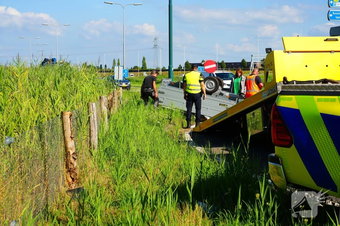 Aanhanger kantelt op afrit