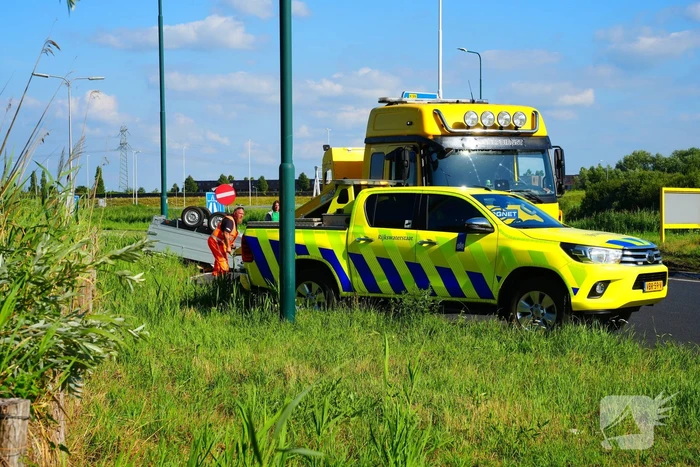Aanhanger kantelt op afrit