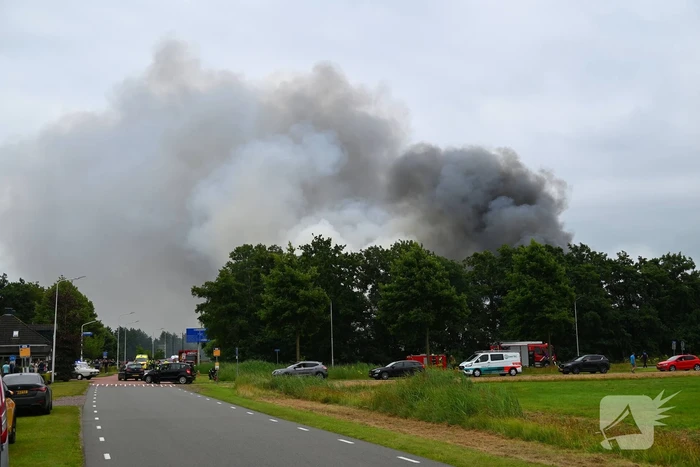 Brand verwoest loods vol stro