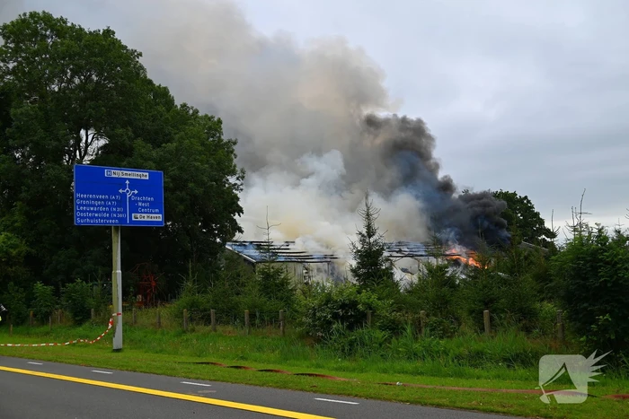Brand verwoest loods vol stro