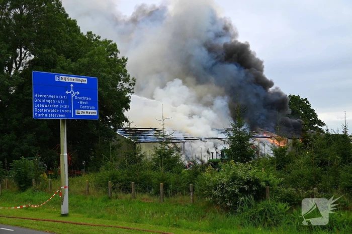 Brand verwoest loods vol stro