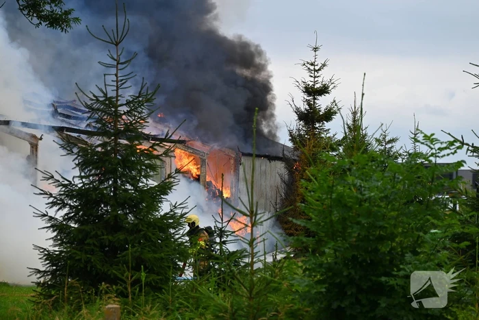 Brand verwoest loods vol stro