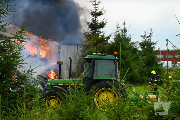 Brand verwoest loods vol stro