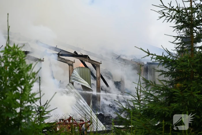 Brand verwoest loods vol stro