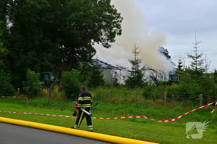 Brand verwoest loods vol stro