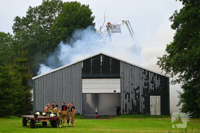 Brand verwoest loods vol stro