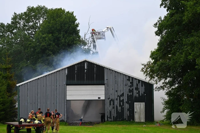 Brand verwoest loods vol stro