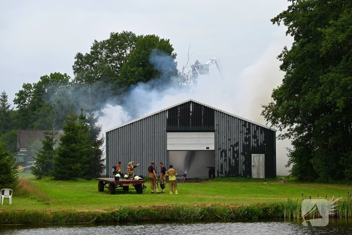 Brand verwoest loods vol stro