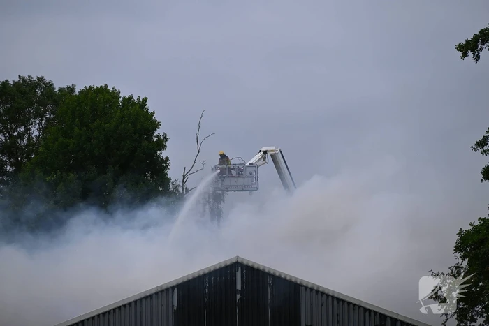 Brand verwoest loods vol stro