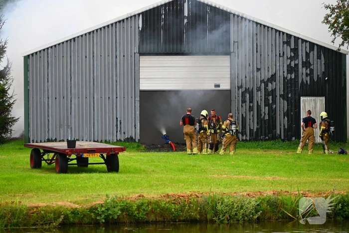 Brand verwoest loods vol stro
