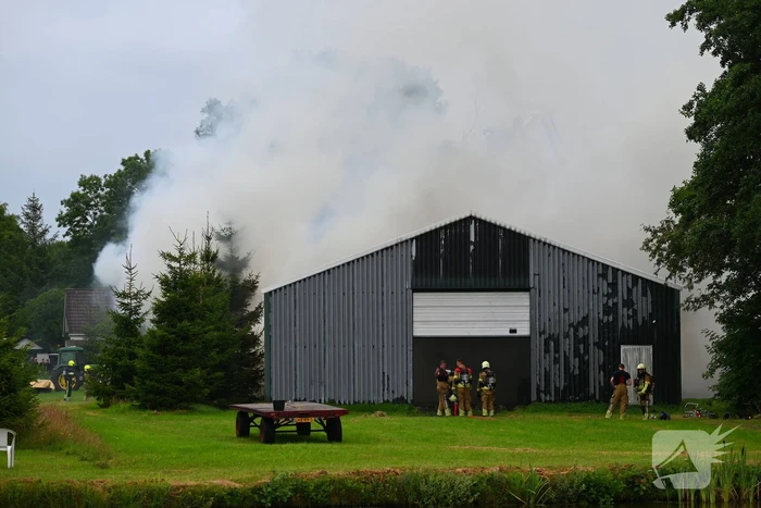 Brand verwoest loods vol stro