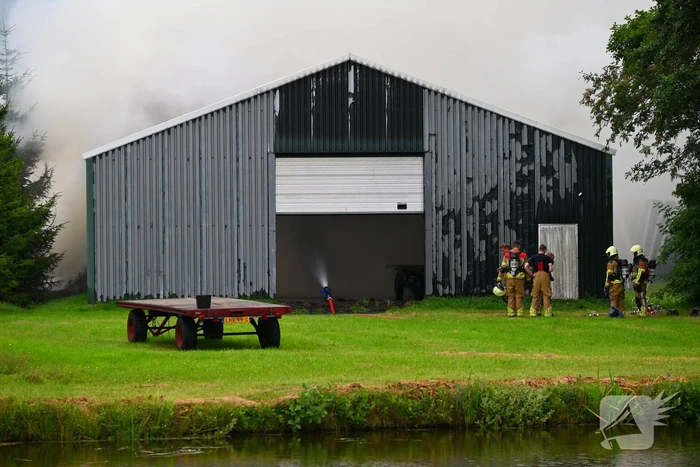 Brand verwoest loods vol stro