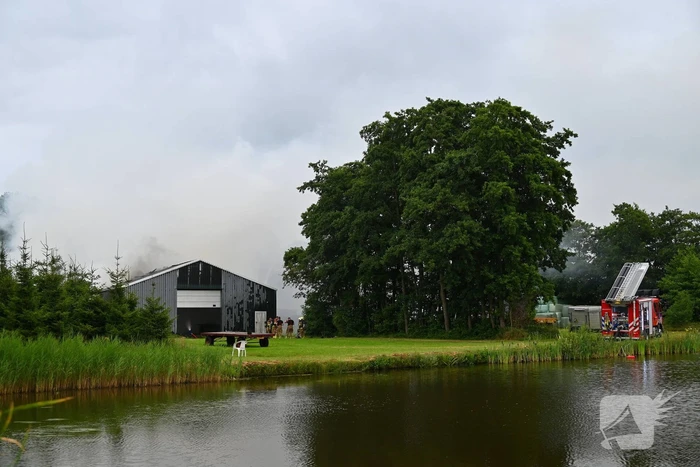 Brand verwoest loods vol stro