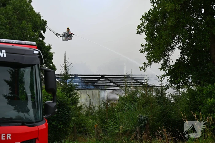 Brand verwoest loods vol stro