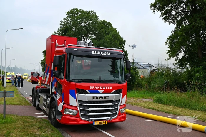 Brand verwoest loods vol stro