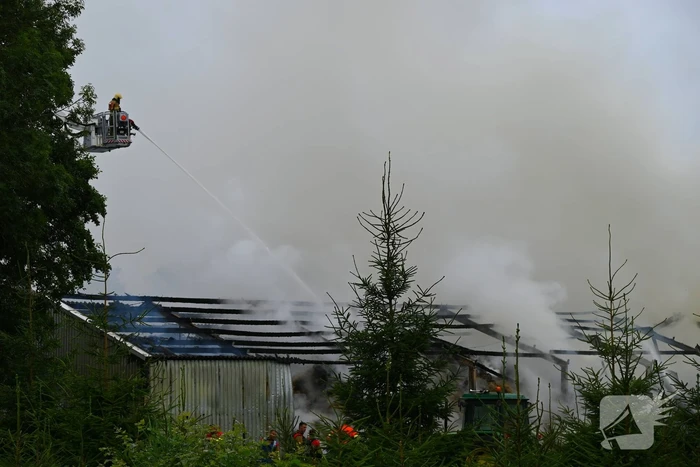 Brand verwoest loods vol stro