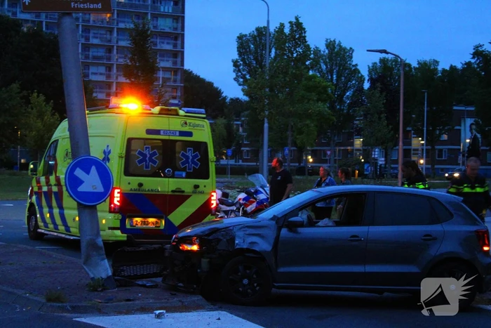 Auto fiks beschadigd na botsing op lantaarnpaal